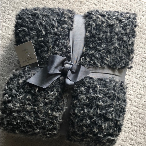 Threshold Bedding Threshold Wooly Faux Fur Throw Blanket New Black